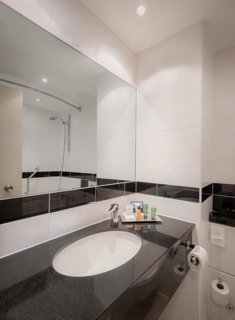 Family Room | Bathroom | Free toiletries, hair dryer, towels, toilet paper