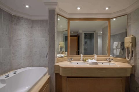 Deluxe Suite, 1 King Bed | Bathroom | Shower, free toiletries, hair dryer, towels