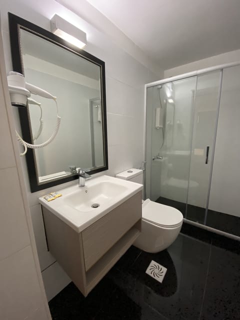 Triple Room | Bathroom | Shower, hair dryer, bidet, towels