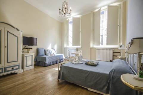 Suite | Premium bedding, desk, soundproofing, free WiFi