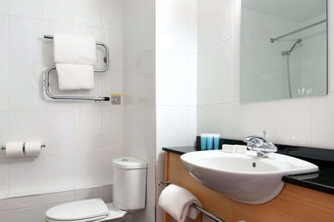 Combined shower/tub, free toiletries, hair dryer, towels