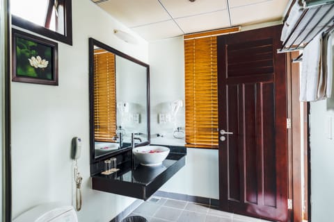 Bungalow, Garden View | Bathroom | Rainfall showerhead, free toiletries, hair dryer, bathrobes