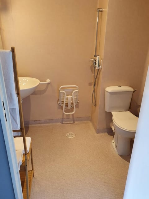 Combined shower/tub, deep soaking tub, free toiletries, hair dryer
