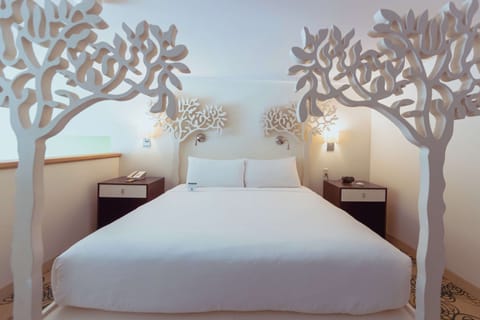 Suite, 1 King Bed, Non Smoking (Treehouse) | Premium bedding, in-room safe, individually decorated