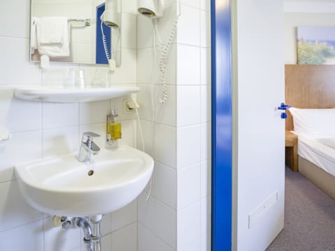 Standard Room, 1 King Bed | Bathroom | Shower, eco-friendly toiletries, hair dryer, towels