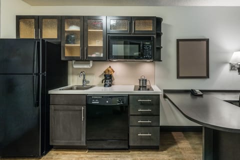 Full-size fridge, microwave, stovetop, dishwasher