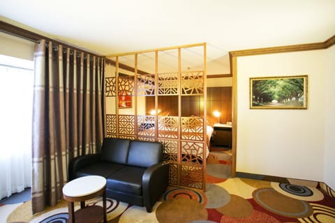 Business Suite, 1 King Bed | Living area | 32-inch LCD TV with satellite channels, TV