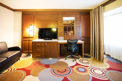 Business Suite, 1 King Bed | Living room | LCD TV