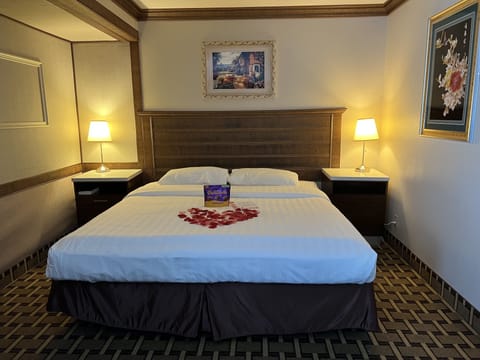 Business Room, 1 King Bed | Hypo-allergenic bedding, in-room safe, desk, blackout drapes