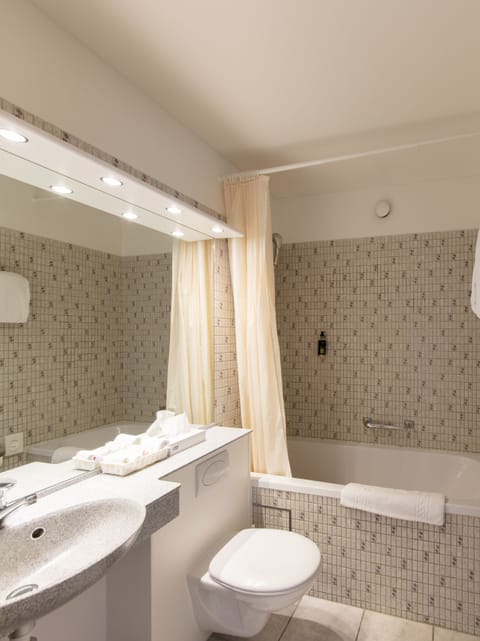 Classic Double or Twin Room | Bathroom | Free toiletries, hair dryer, towels