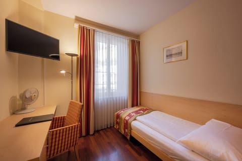 Standard Single Room, 1 Twin Bed | In-room safe, desk, blackout drapes, soundproofing