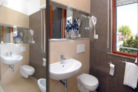 Standard Double or Twin Room | Bathroom | Shower, free toiletries, hair dryer, bidet