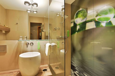 Business Room, 1 King Bed | Bathroom | Combined shower/tub, free toiletries, hair dryer, bathrobes