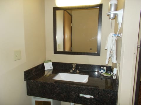 Combined shower/tub, hair dryer, towels