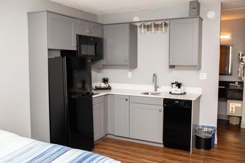 Suite, 1 King Bed, Non Smoking (Kitchenette) | 1 bedroom, pillowtop beds, in-room safe, desk