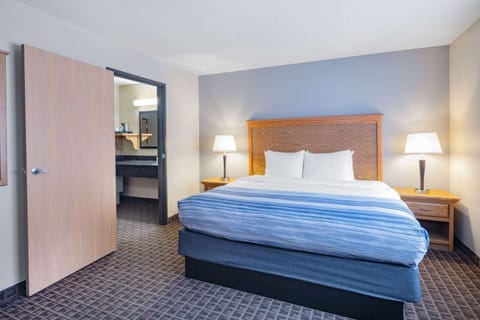 Premier Hot Tub Suite, 1 King Bed | 1 bedroom, pillowtop beds, in-room safe, desk