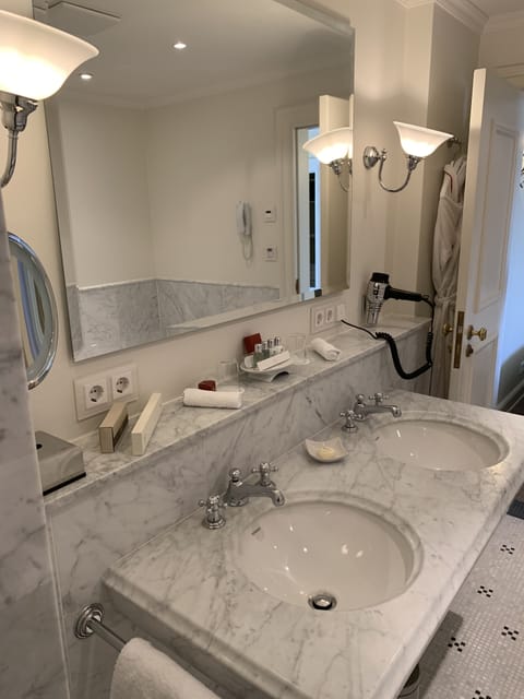 Suite | Bathroom | Combined shower/tub, designer toiletries, hair dryer, bathrobes