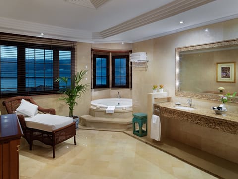 Presidential Suite (Penthouse) | Bathroom | Shower, rainfall showerhead, eco-friendly toiletries, hair dryer