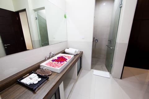 One Bedroom Suite | Bathroom | Shower, rainfall showerhead, free toiletries, hair dryer