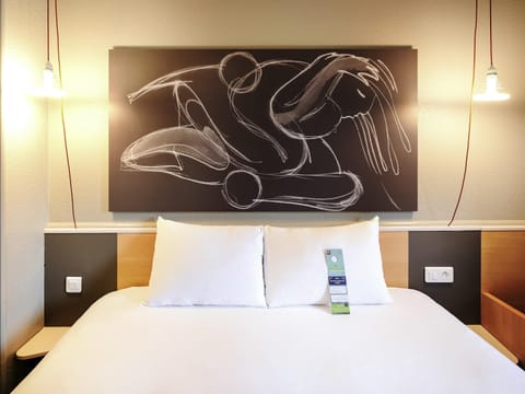 1 bedroom, premium bedding, desk, laptop workspace