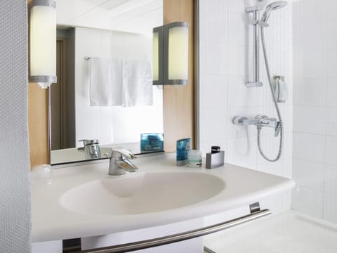 1 bedroom, premium bedding, desk, laptop workspace