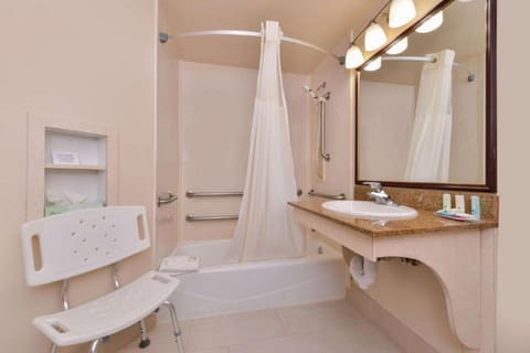 Combined shower/tub, free toiletries, hair dryer, towels