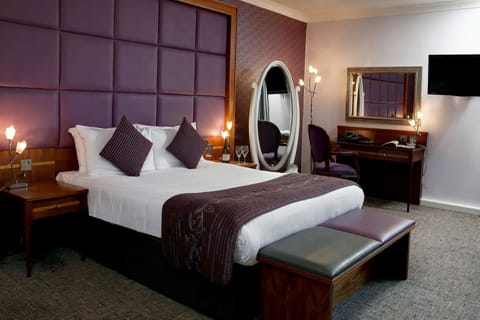 Suite, 1 Double Bed, Non Smoking | In-room safe, desk, soundproofing, iron/ironing board