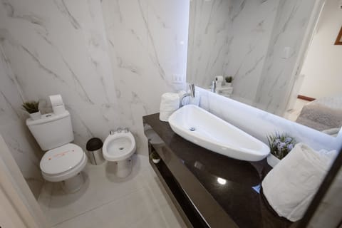 Single Room | Bathroom | Shower, rainfall showerhead, free toiletries, hair dryer