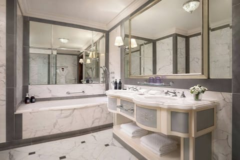 Junior Suite, 1 King Bed | Bathroom | Combined shower/tub, rainfall showerhead, eco-friendly toiletries