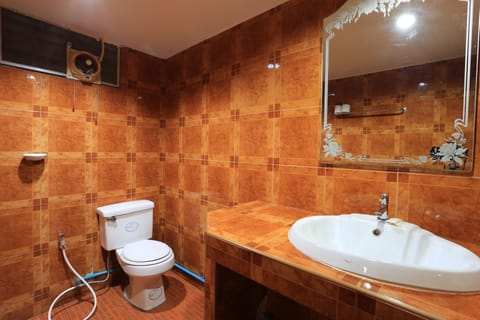 Comfort Triple Room, Multiple Beds | Bathroom | Shower, free toiletries, hair dryer, towels