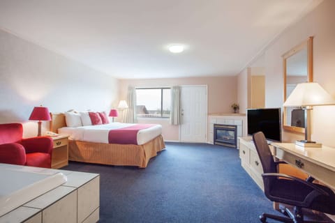 Suite, 1 King Bed, Non Smoking, Hot Tub | Desk, iron/ironing board, free WiFi, bed sheets
