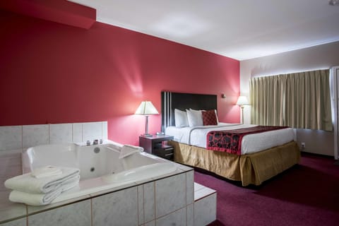 Suite, 1 King Bed, Non Smoking, Hot Tub | Room amenity