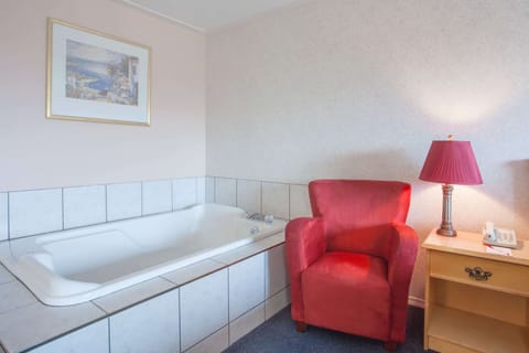 Suite, 1 King Bed, Non Smoking, Hot Tub | Desk, iron/ironing board, free WiFi, bed sheets