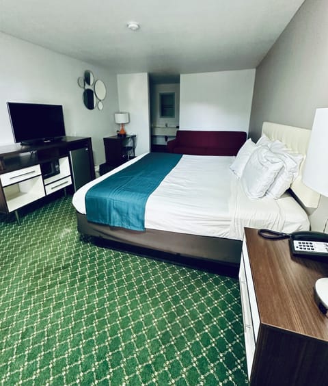 Standard Room, 1 King Bed, Non Smoking, Refrigerator & Microwave | Premium bedding, desk, laptop workspace, iron/ironing board