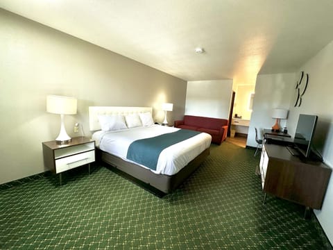Standard Room, 1 King Bed, Non Smoking, Refrigerator & Microwave | Premium bedding, desk, laptop workspace, iron/ironing board