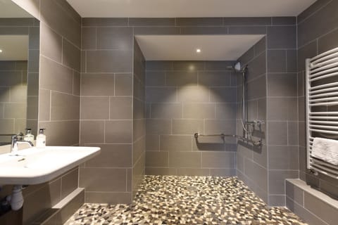 Triple Room | Bathroom | Shower, free toiletries, towels