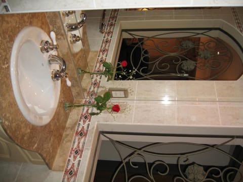 Combined shower/tub, deep soaking tub, free toiletries, hair dryer