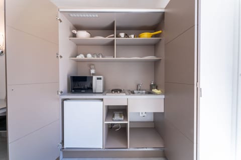 Studio Suite, Kitchenette | Private kitchenette