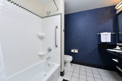 Junior Suite, 1 Bedroom | Bathroom | Free toiletries, hair dryer, towels