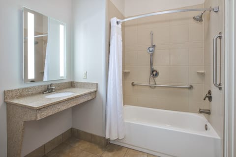 Combined shower/tub, hair dryer, towels