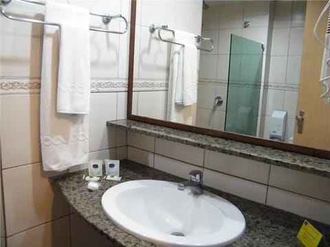 Family Room | Bathroom | Free toiletries, hair dryer, towels