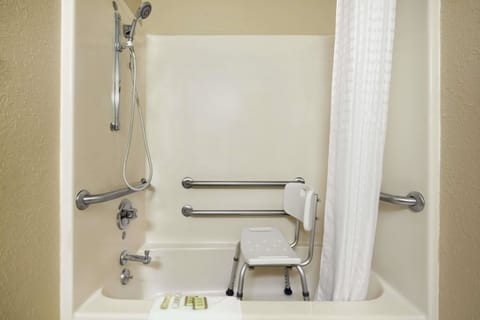 Room, 1 Queen Bed, Accessible, Non Smoking (Mobility) | Bathroom | Combined shower/tub, towels