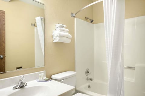 Combined shower/tub, towels