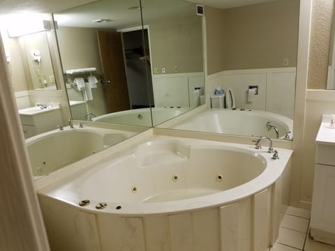 Studio Suite, 1 King Bed, Non Smoking, Hot Tub | Deep soaking bathtub