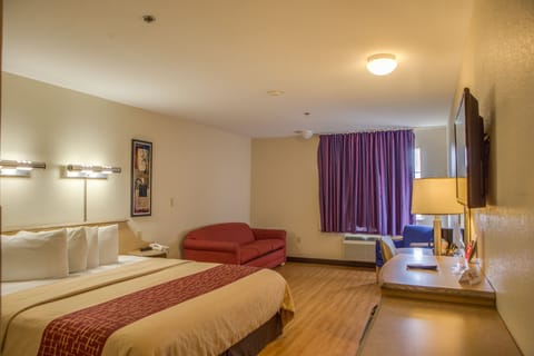 Superior Room, 1 King Bed, Non Smoking | Blackout drapes, free WiFi, bed sheets, alarm clocks