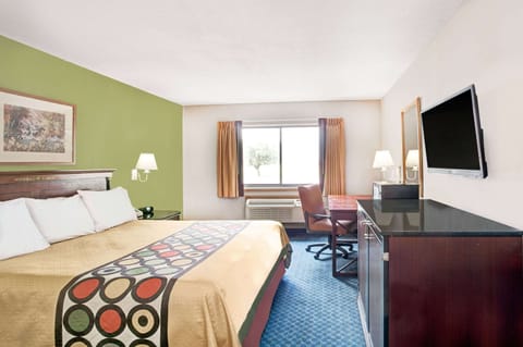 Standard Room, 1 Queen Bed | Individually furnished, desk, laptop workspace, soundproofing