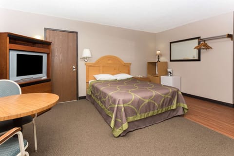 Room, 1 King Bed, Refrigerator | Desk, laptop workspace, free cribs/infant beds, rollaway beds