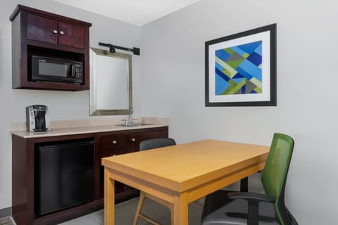 Suite, 1 Bedroom, Accessible (Communications Accessible) | Down comforters, in-room safe, desk, laptop workspace