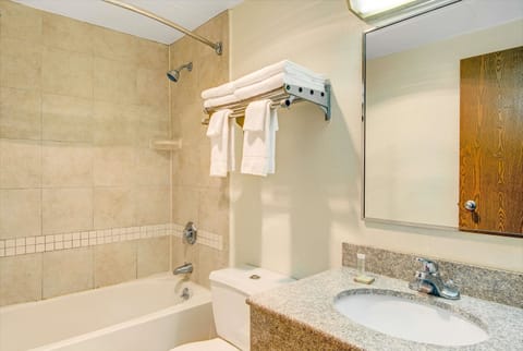 Combined shower/tub, free toiletries, hair dryer, towels