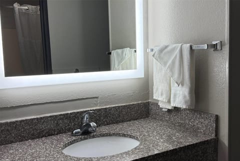 Combined shower/tub, hair dryer, towels